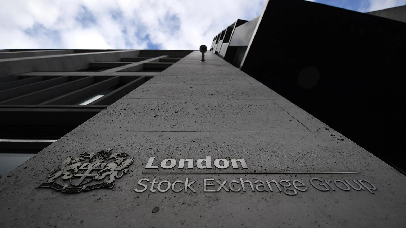 Borsa: l'Europa chiude in lieve calo, Londra -0,3%