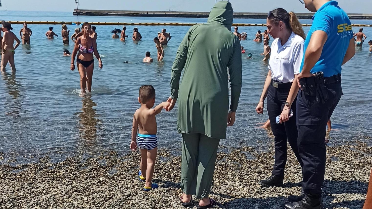 

"Ora basta, non fate il bagno vestite: rivolta in spiaggia a Trieste contro le musulmane"