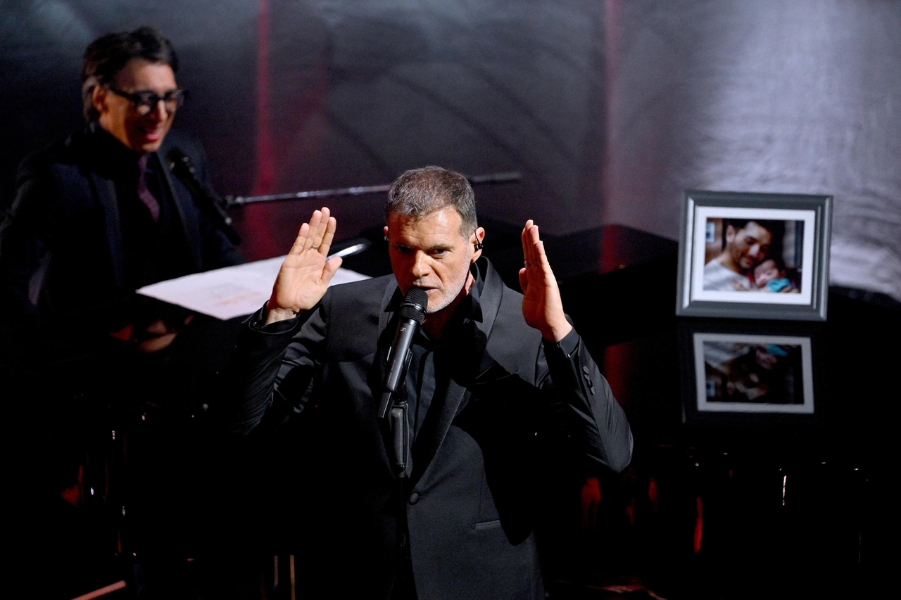 Stefano Massini accompagnato al piano da Paolo Jannacci al festival di Sanremo 2024 (Ansa)