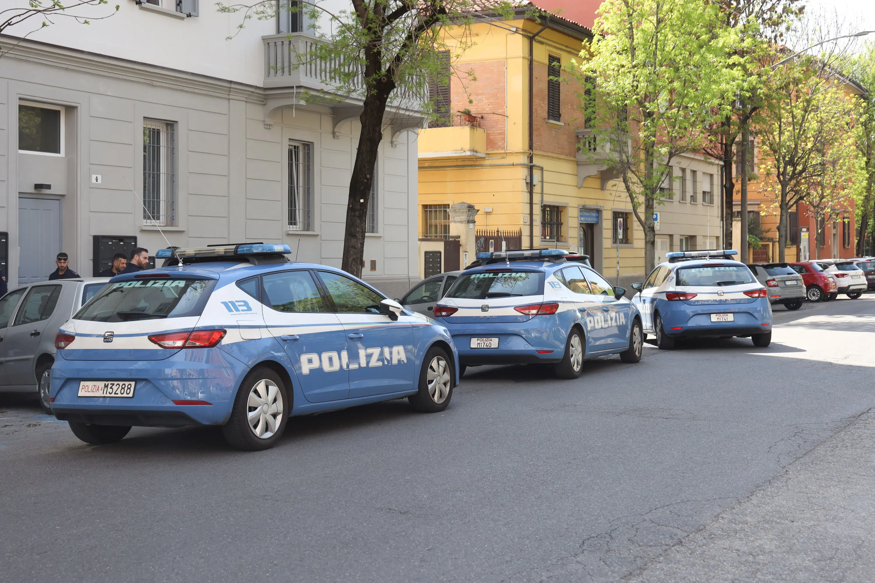 Rapina a mano armata in banca in via Parigi: è caccia ai 4 malviventi fuggiti a mani vuote