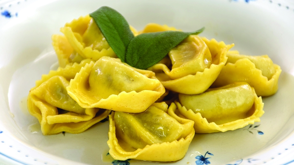 INGREDIENTI E DOSI Per la pasta 300 g di farina 00 3 uova Per il ripieno 1 kg di zucca 1 uovo 50 g di Parmigiano Reggiano grattugiato DOP 1 cucchiaio di pangrattato Noce moscata q.b. Sale q.b.