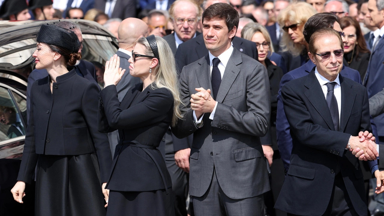 Eleonora, Barbara, Luigi e Paolo Berlusconi all'uscita del feretro dal Duomo (Ansa)