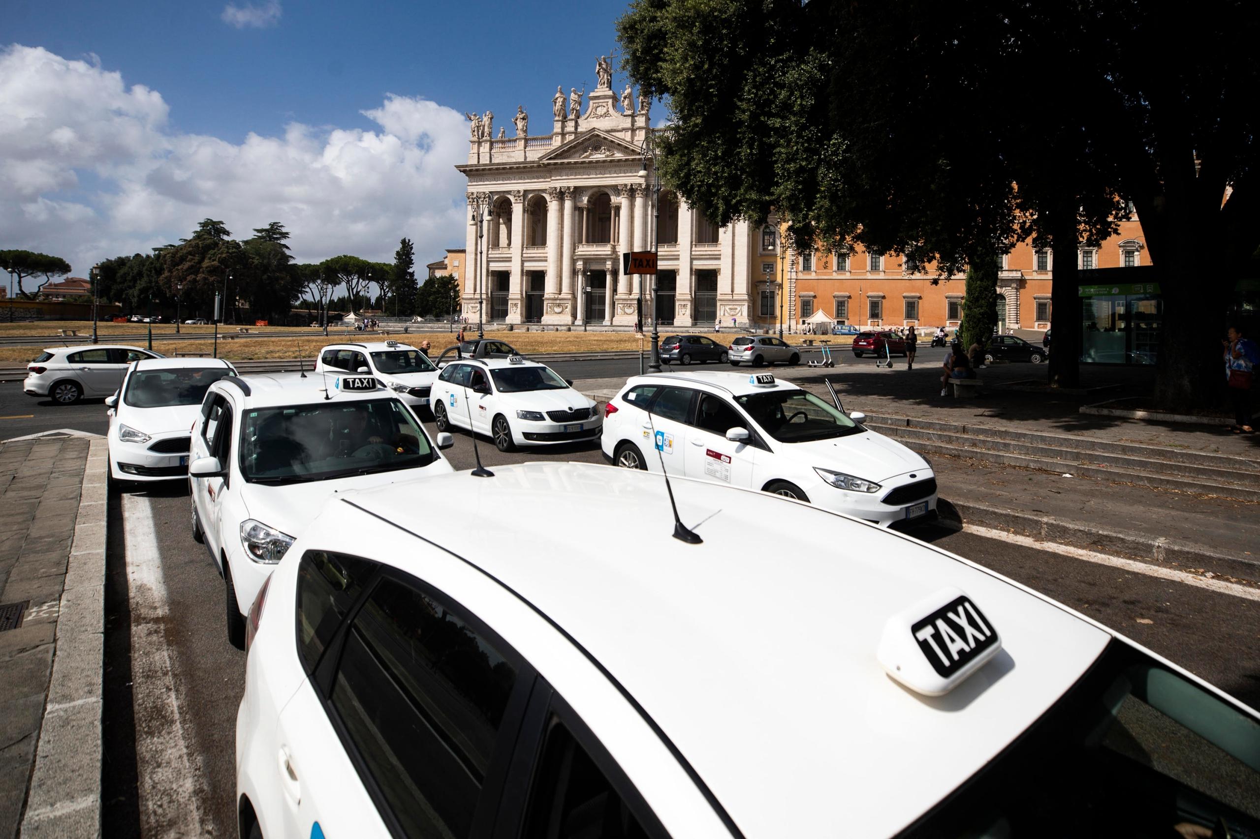 Sciopero Taxi 10 Ottobre: Motori Spenti Contro Le Nuove Licenze Del ...