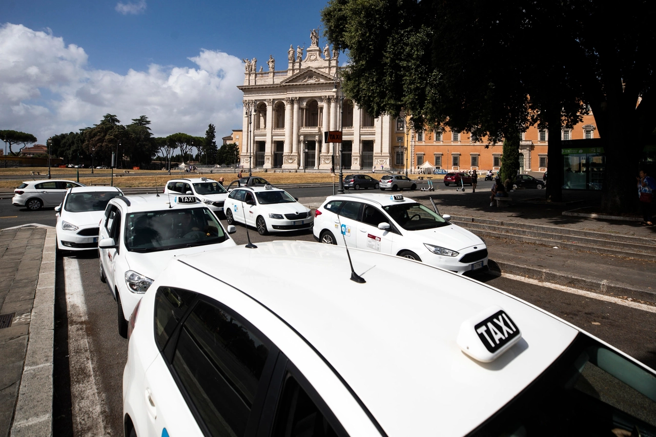 Taxi a Roma (Ansa)