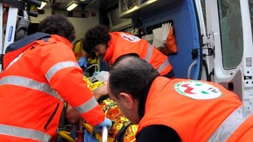 Anzio, ferito alla testa da un petardo lanciato da un amico: 28enne in terapia intensiva