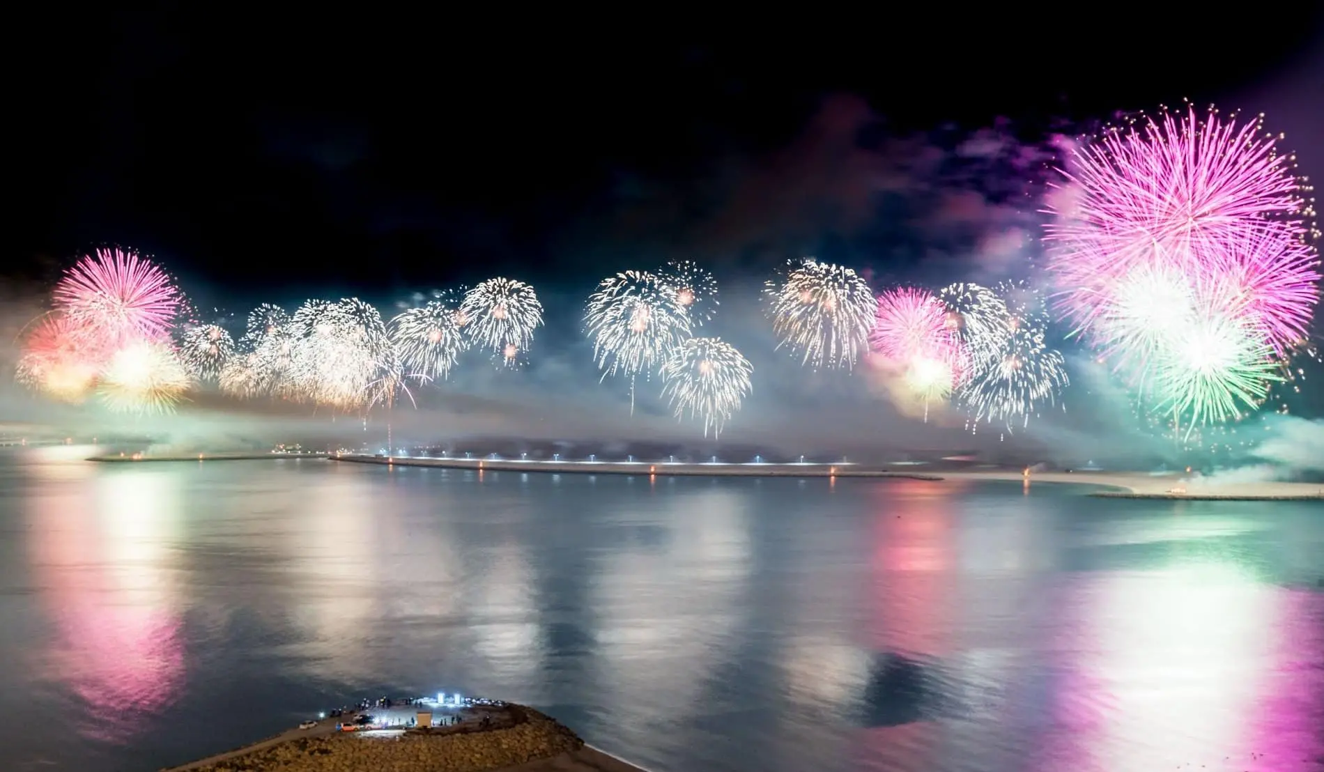 Capodanno con fuochi d'artificio da Guinness: Ras Al Khaimah tenta due record mondiali con uno spettacolo pirotecnico mozzafiato