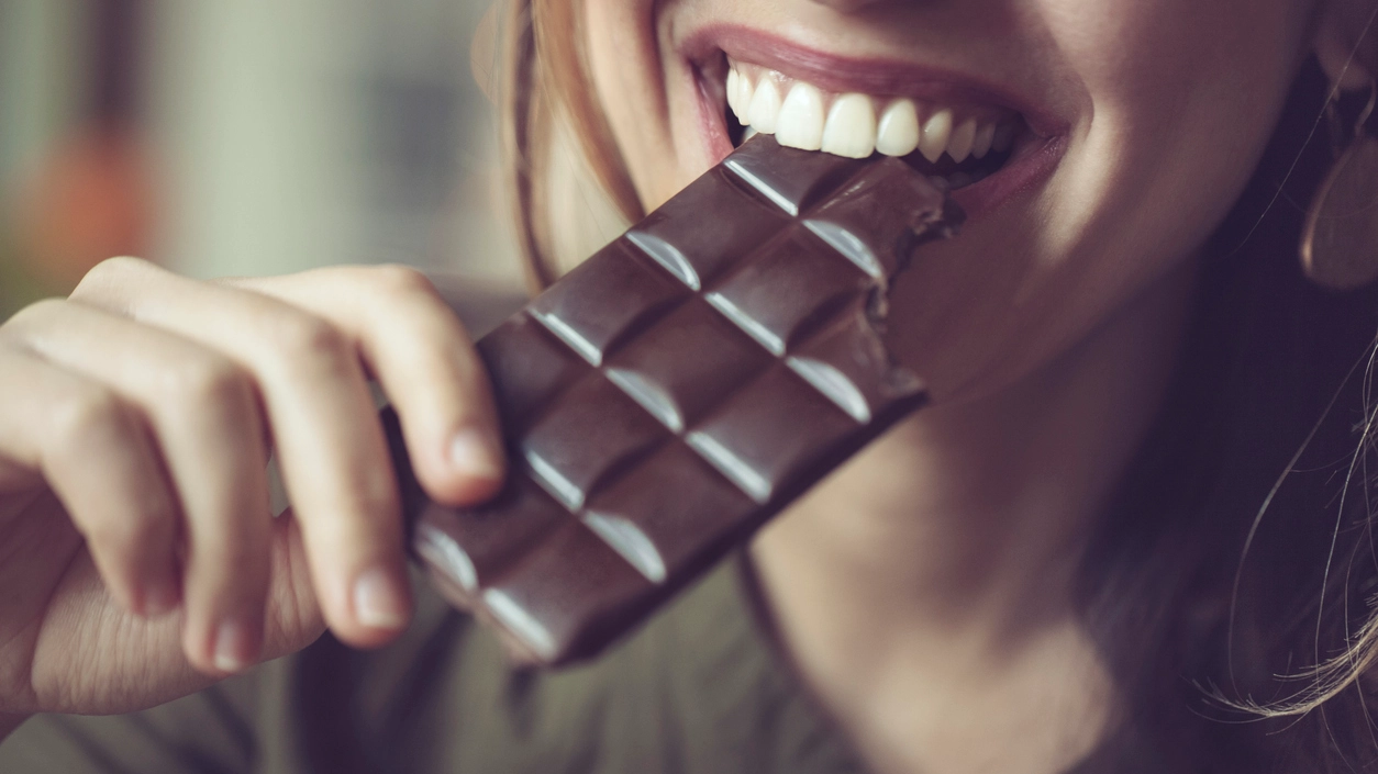 Il cioccolato fondente è ricco di flavonoidi, utili al buonumore - foto Eva-Katalin Istock