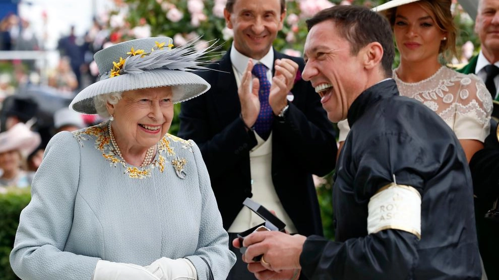 La Regina Elisabetta con Frankie Dettori