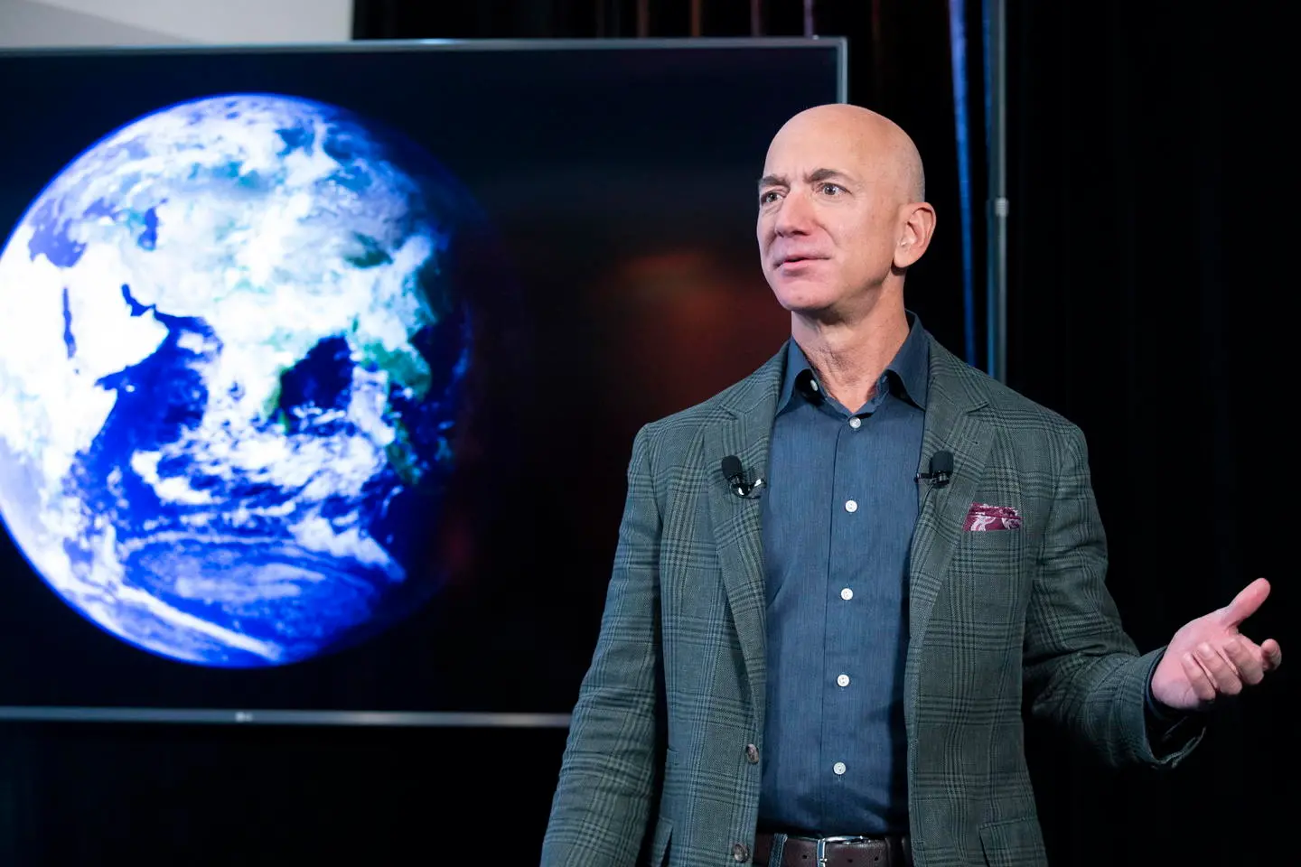 Jeff Bezos lascia la guida di Amazon. Si prepara al viaggio spaziale sulla New Shepard