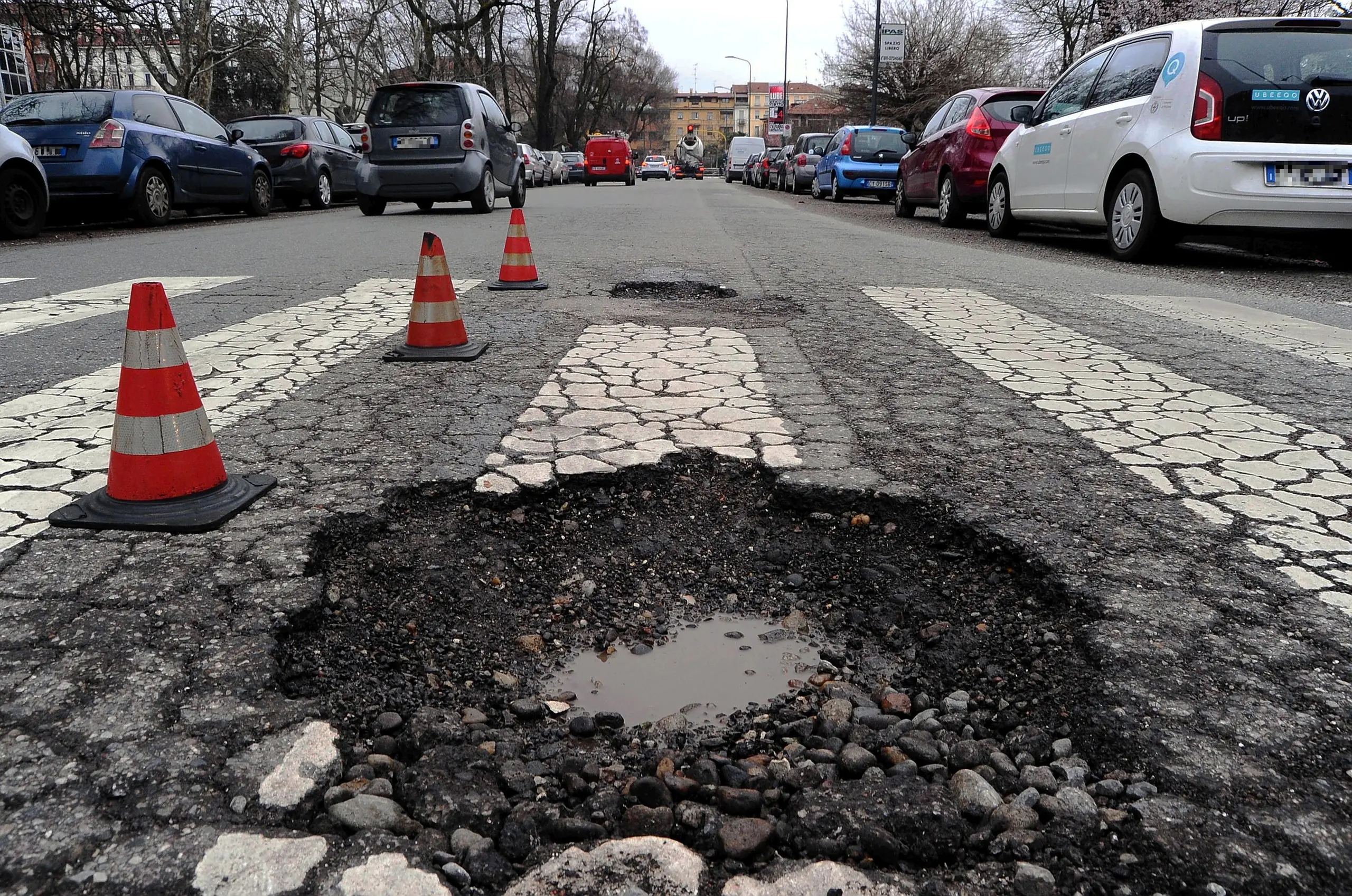 Strade groviera, è un flagello. Morti e feriti sull'asfalto sbriciolato