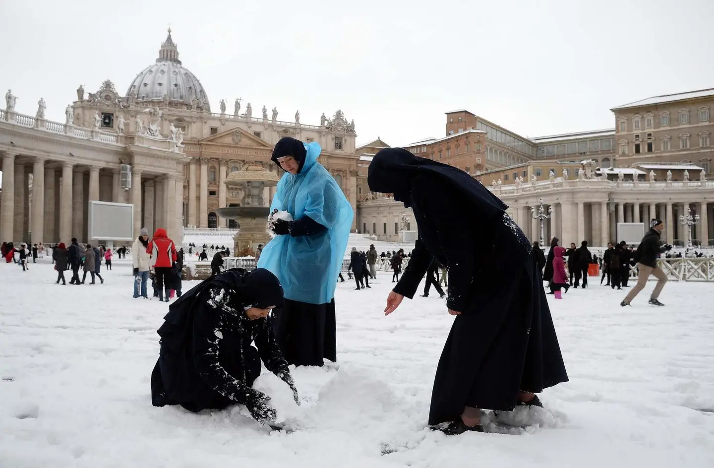 Neve a Roma, battaglia di palle di neve in piazza San Pietro