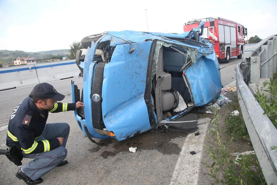 L'auto distrutta di Nevio Gentili, 86 anni, morto con la moglie Graziella Amadori, 78