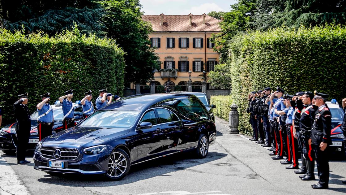 Diretta funerali Berlusconi: in chiesa anche Veronica Lario e Francesca  Pascale. Il feretro verso il Duomo