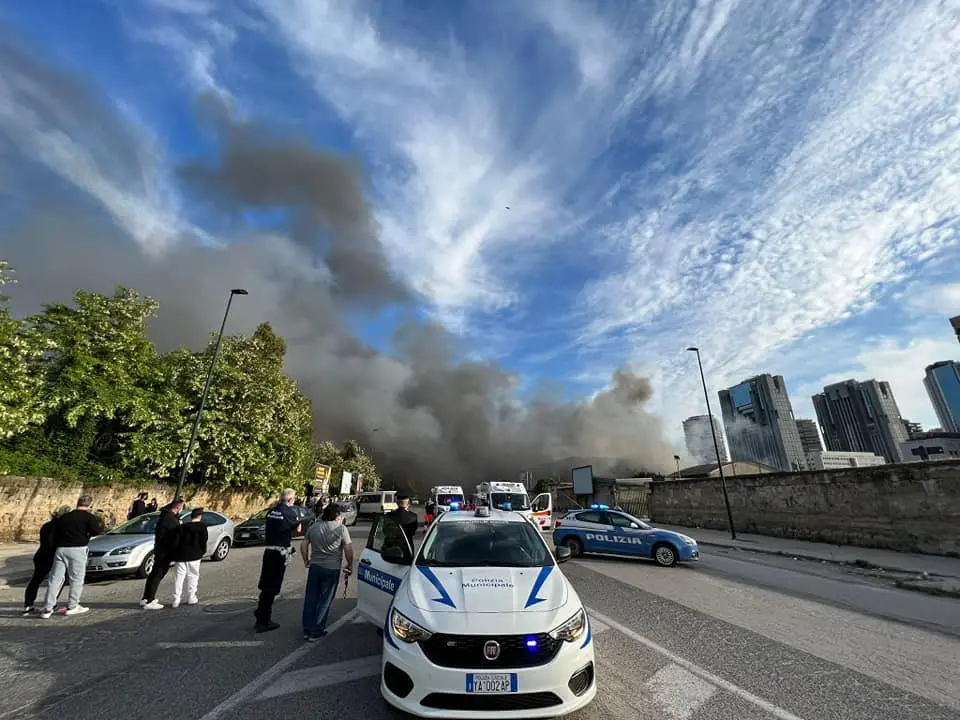 Napoli, vasto incendio nel campo rom a Gianturco