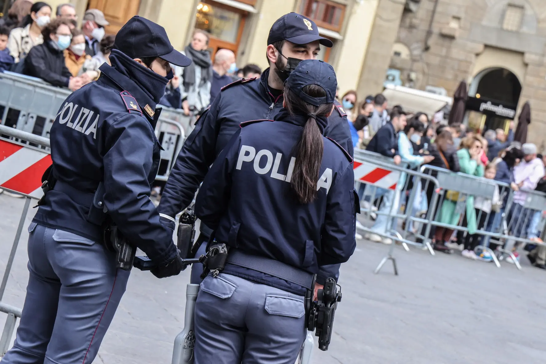 Aggredisce i poliziotti durante una rissa: arrestato un 34enne a Napoli