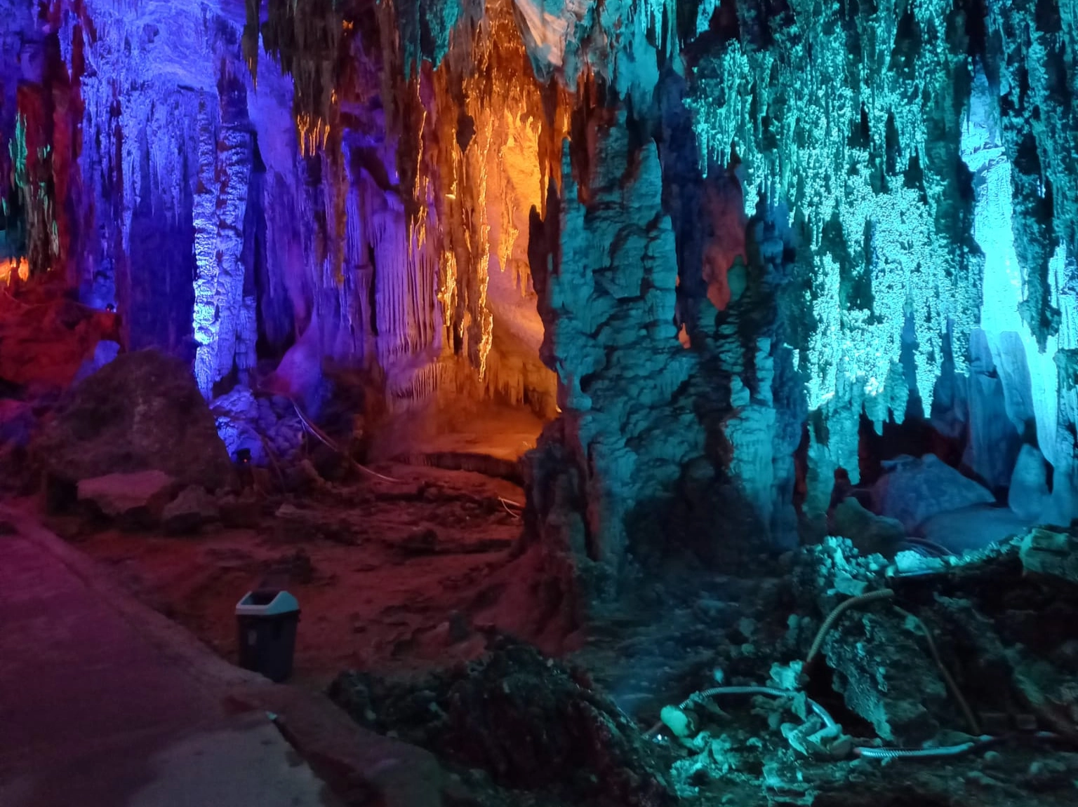 Cascate e grotte che paiono foreste di stalattiti e stalagmiti