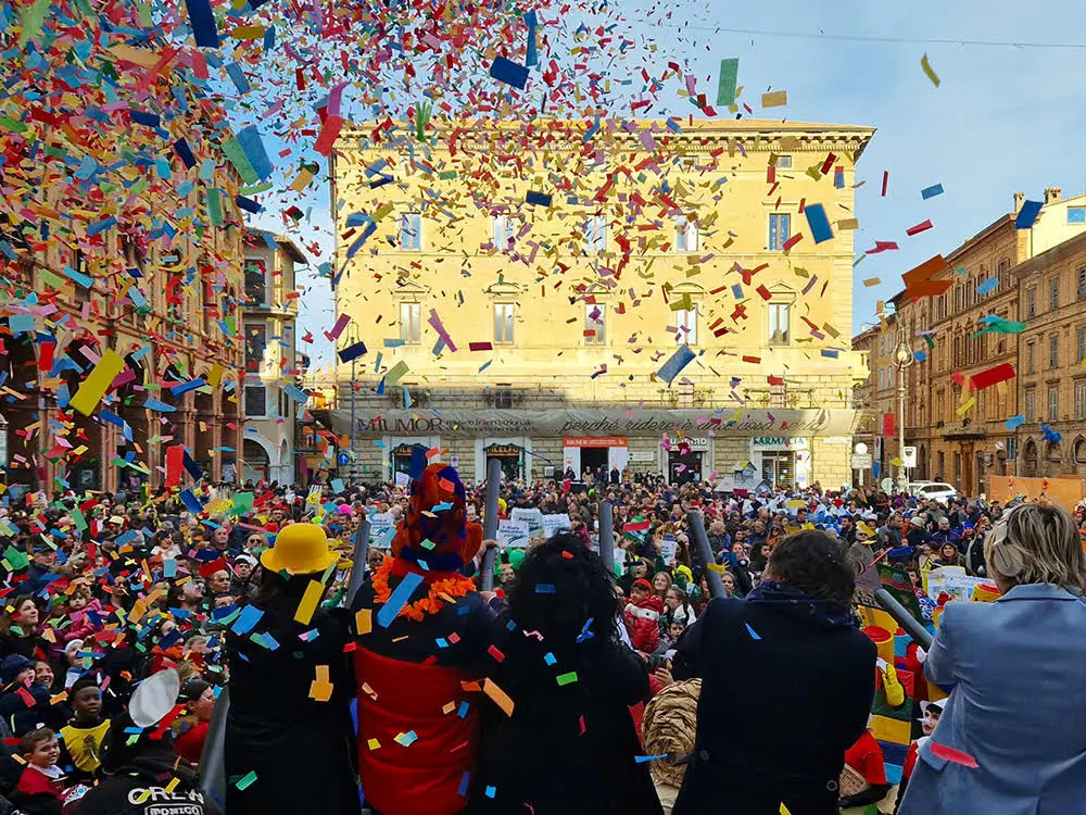 Napoli, carnevale sicuro: sequestrati 1,8 milioni di articoli e segnalate 38 persone