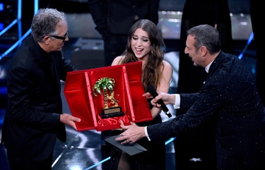 Angelina Mango vince Sanremo 2024, la giovane rondine vola più in alto dei giganti