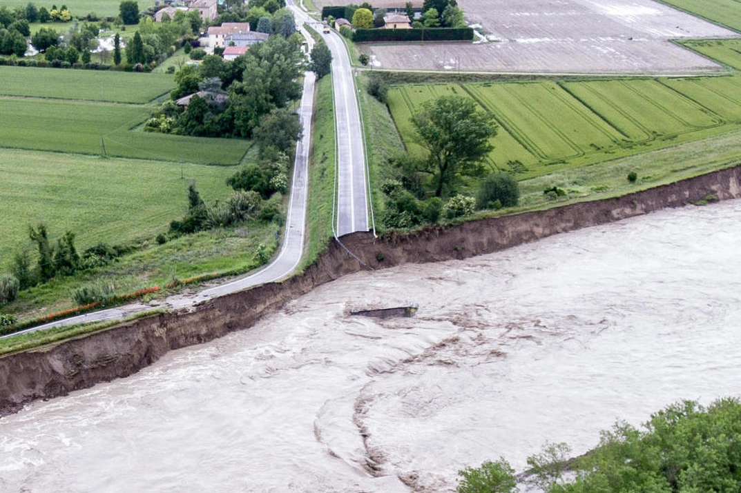 Crollato il ponte della Motta che collegava Budrio con San Martino in Argine nella bassa bolognese (Ansa)