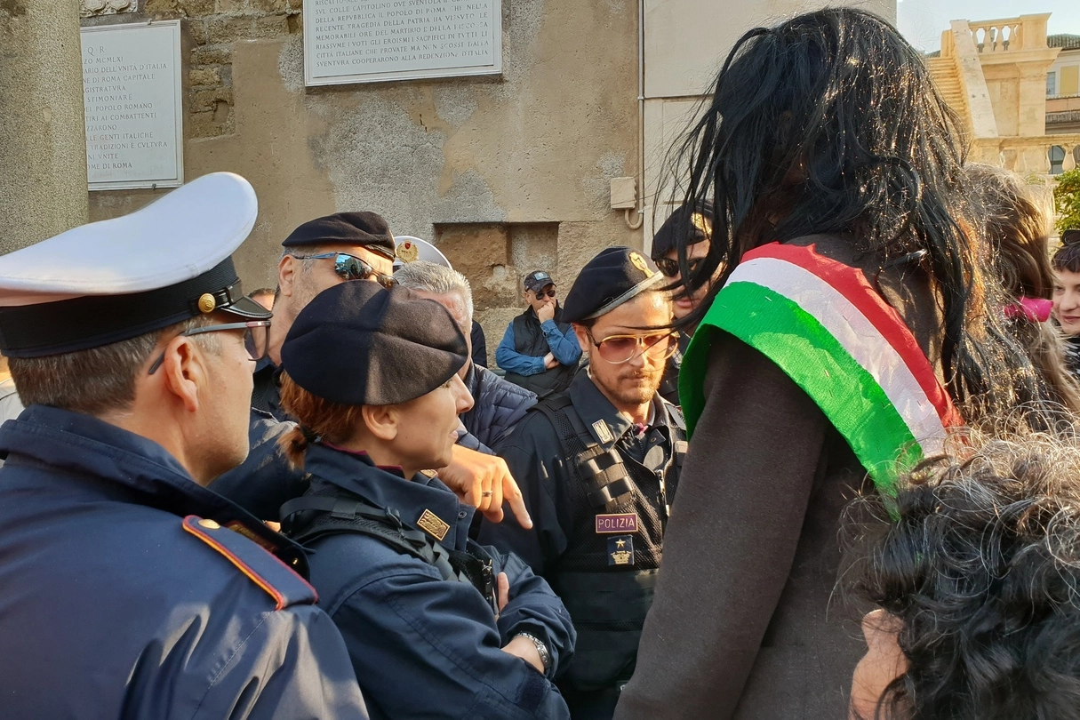 La protesta davanti al Campidoglio delle donne di Non Una Di Meno (Dire)