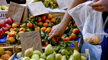 Gli italiani spendono meno, anche se cala l'inflazione