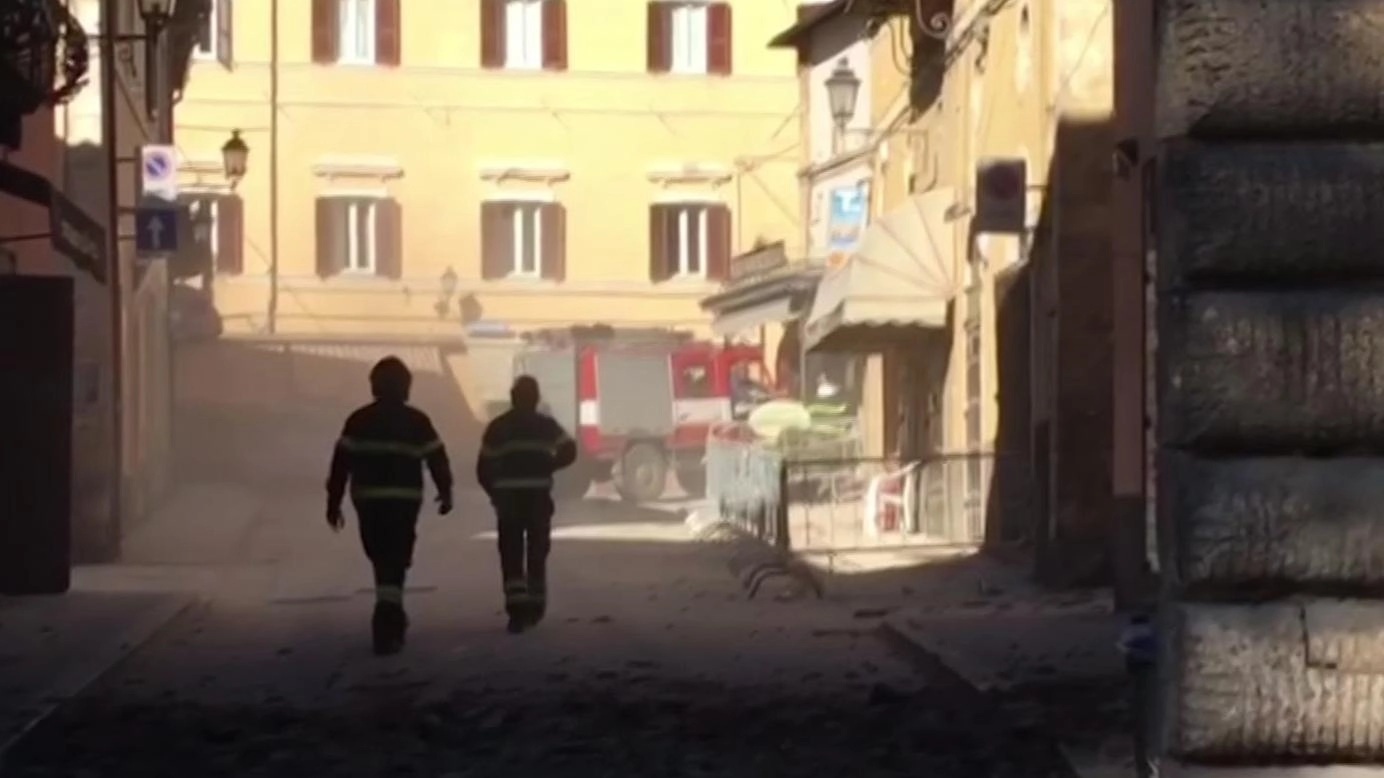 Terremoto, vigili del fuoco al lavoro (Ansa)