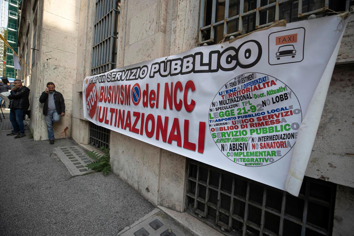 Roma, Sciopero Taxi: La Protesta Davanti Al Mise/FOTO