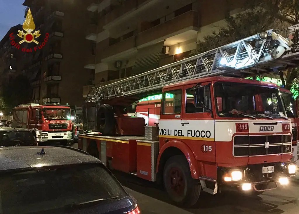 Quarto, crolla il tetto del Teatro Corona in disuso: scuola chiusa, sei famiglie evacuate