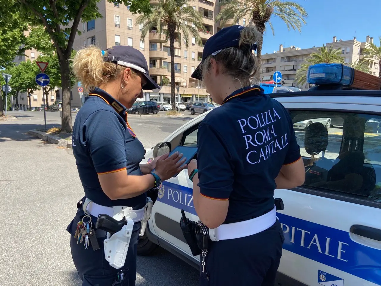 Roma, circolava con l'auto in centro con il permesso disabili intestato a un morto