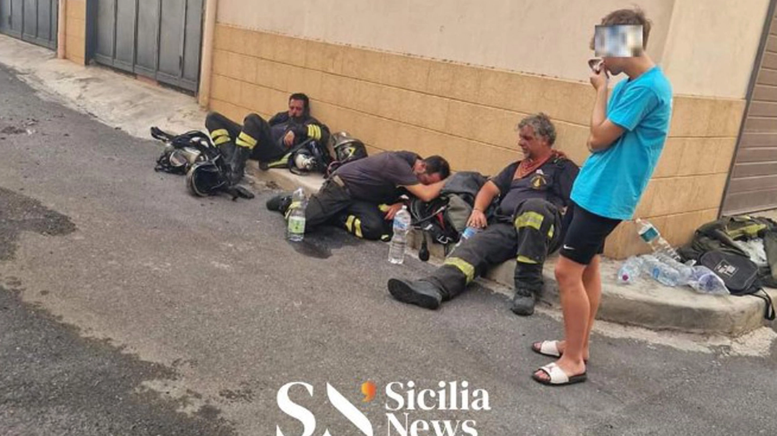 Vigili del fuoco esausti a Lentini, Siracusa (foto di Sicilia News / Ansa)