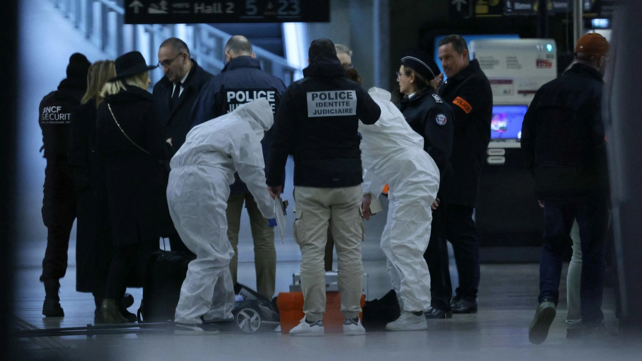 L'intervento della scientifica dopo l'accoltellamento alla Gare de Lyon (Ansa)