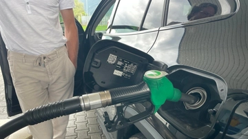 Benzina a 2,7 euro sull’A8, choc in autostrada. “Ecco quanto incassa lo Stato da esodo e controesodo”