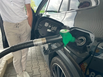 Benzina a 2,7 euro sull’A8, choc in autostrada. “Ecco quanto incassa lo Stato da esodo e controesodo”