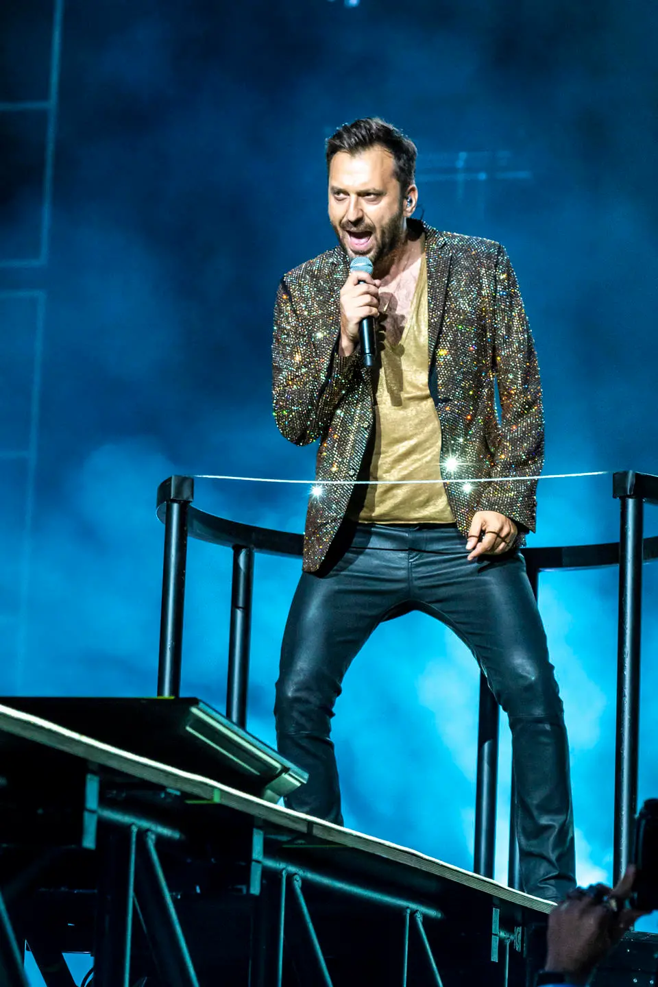 Cremonini in cielo a San Siro: l'arte dello show