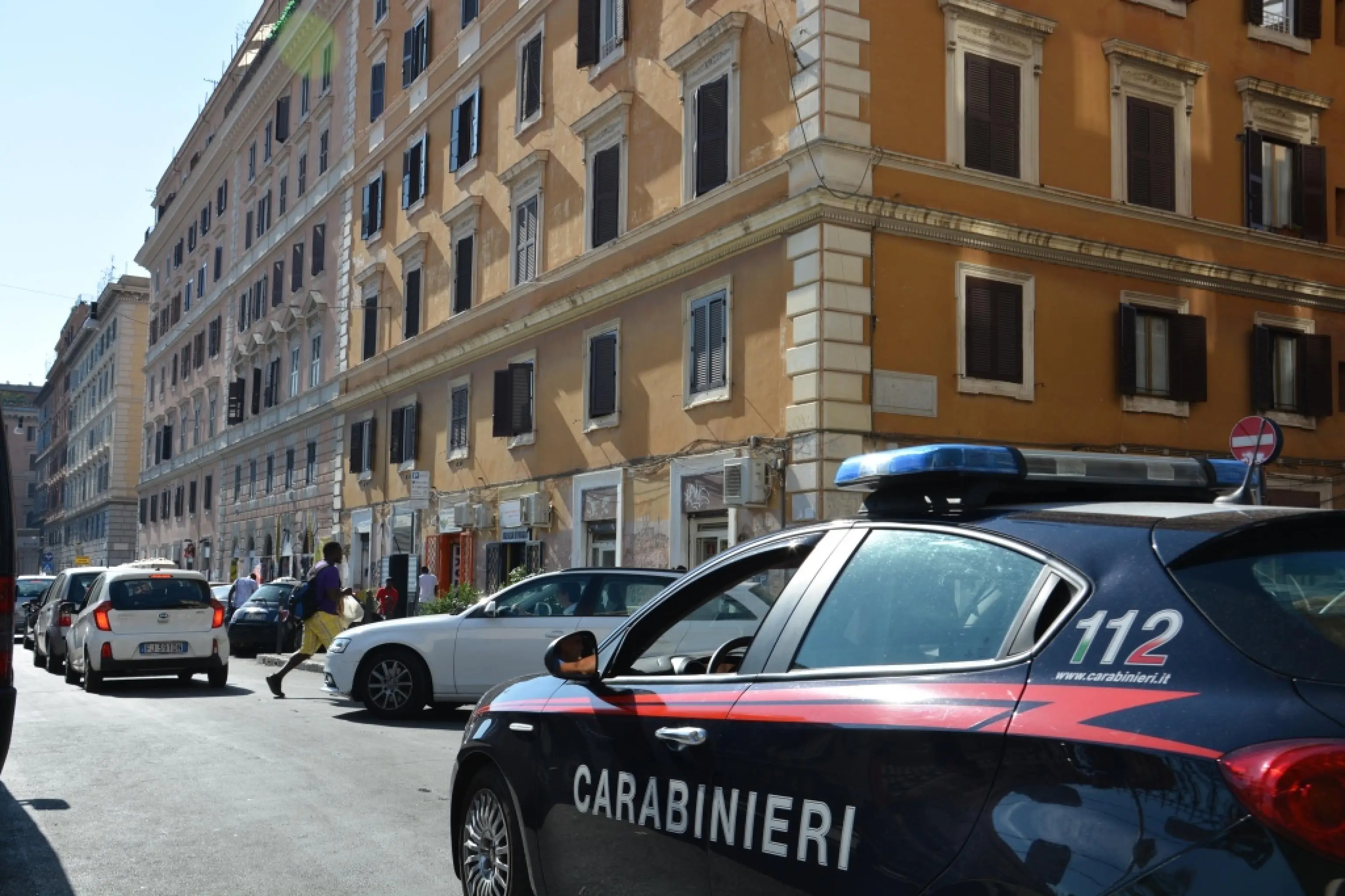 Roma, negoziante insegue due ladri, cade si fa male ma blocca il terzo