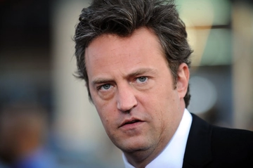 Matthew Perry morto, sul set di Friends quasi mai sobrio e l’abuso di oppiacei. Il dramma delle dipendenze di ‘Chandler’