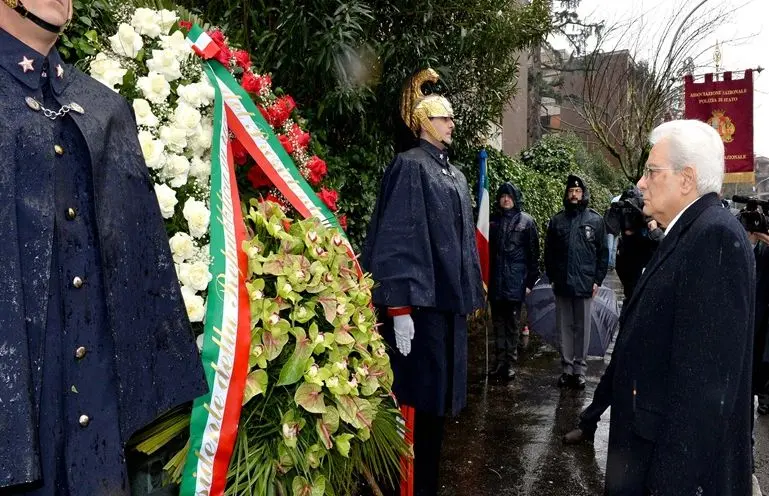 Moro, Mattarella in via Fani depone una corona d'alloro / VIDEO