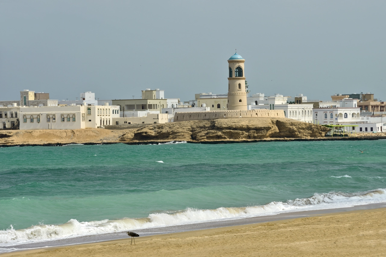 La città di Sur vista dalla spiaggia