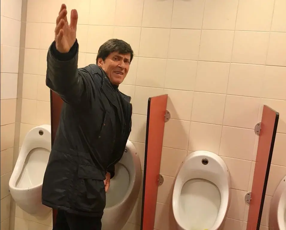 Gianni Morandi fotografato da una fan nei bagni dell'Autogrill