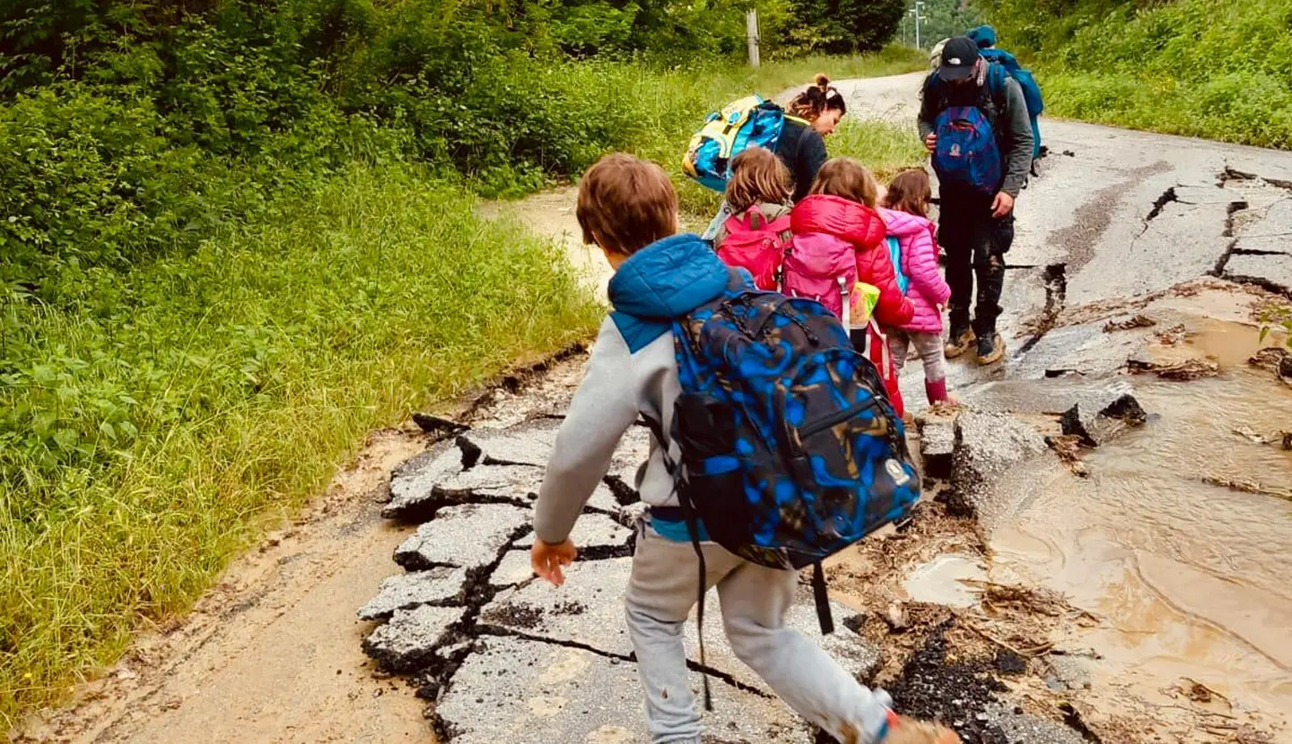 Alluvione in Emilia-Romagna, l’odissea di due famiglie. Tra le frane con i bimbi a piedi per 4 chilometri: "Così ci siamo salvati"