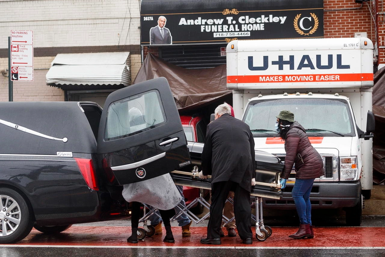 Camion pieni di salme trovati in strada a New York (Ansa)