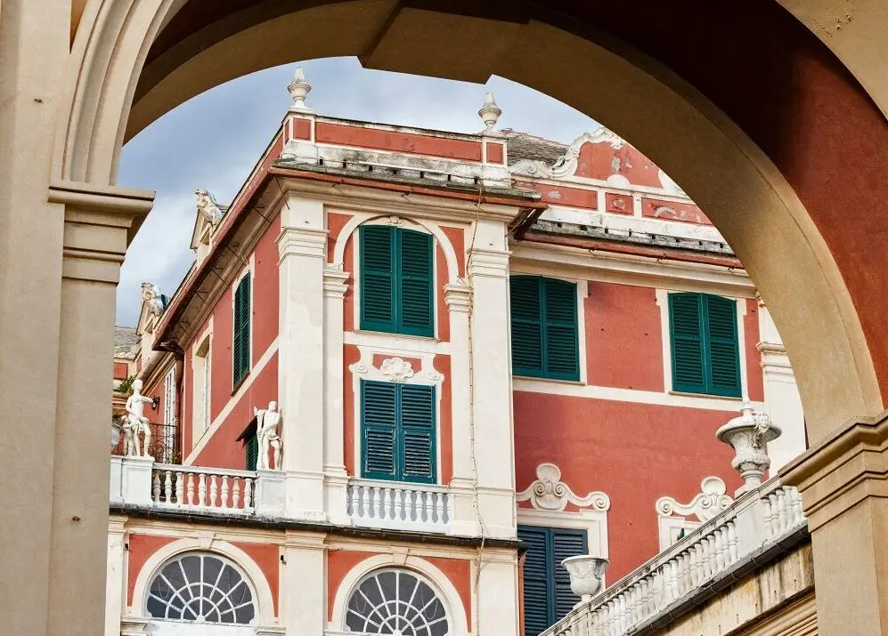 Liguria, alla scoperta degli ampi saloni, dei cortili chiostrati, delle terrazze a belvedere