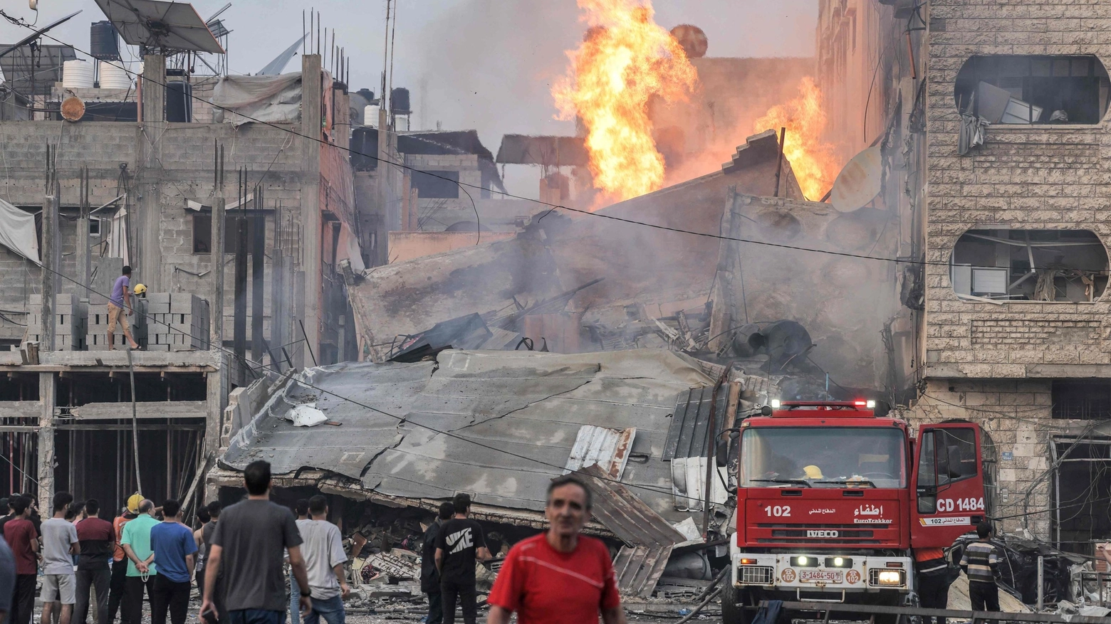 Un palazzo in fiamme a Gaza City dopo un bombardamento da parte di Israele (Ansa)