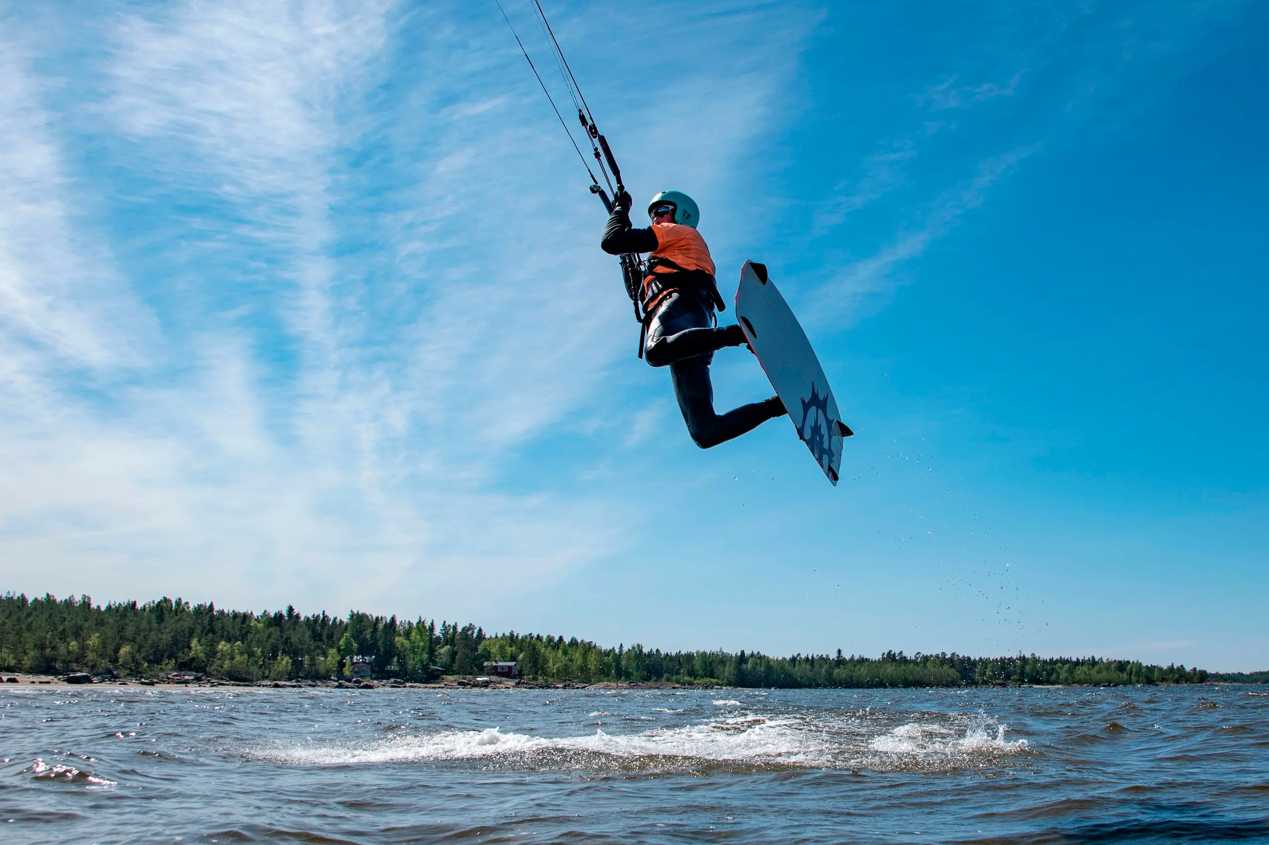 Kitesurfer risucchiato da un elicottero, precipita a terra. E' gravissimo