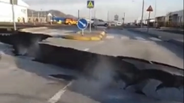 Vulcano Islanda, il video dell’impressionante voragine. La forza del magma spacca Grindavik