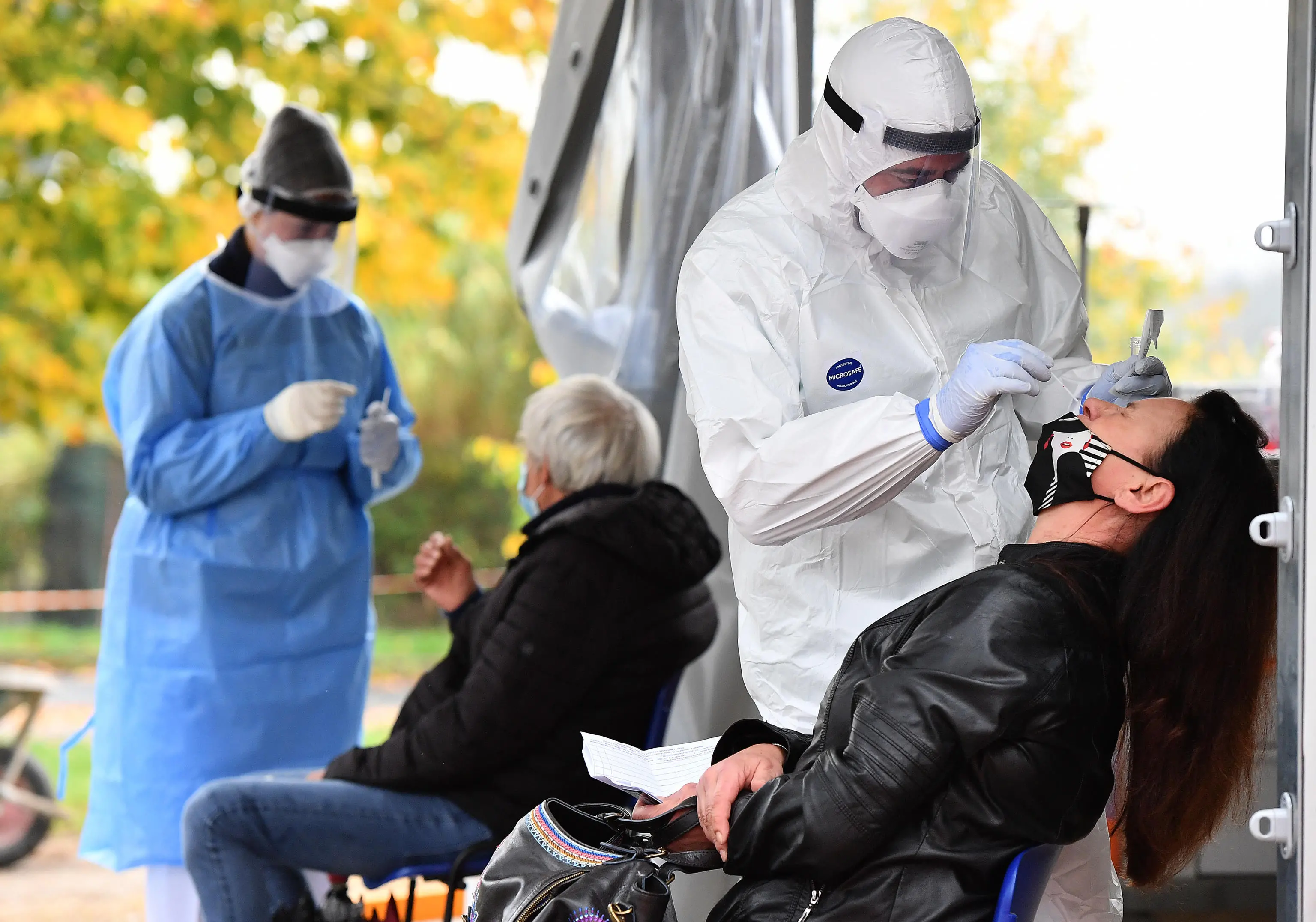 Covid Roma, raid vandalici ai gazebo tamponi. D'Amato al prefetto: "Fenomeno allarmante"