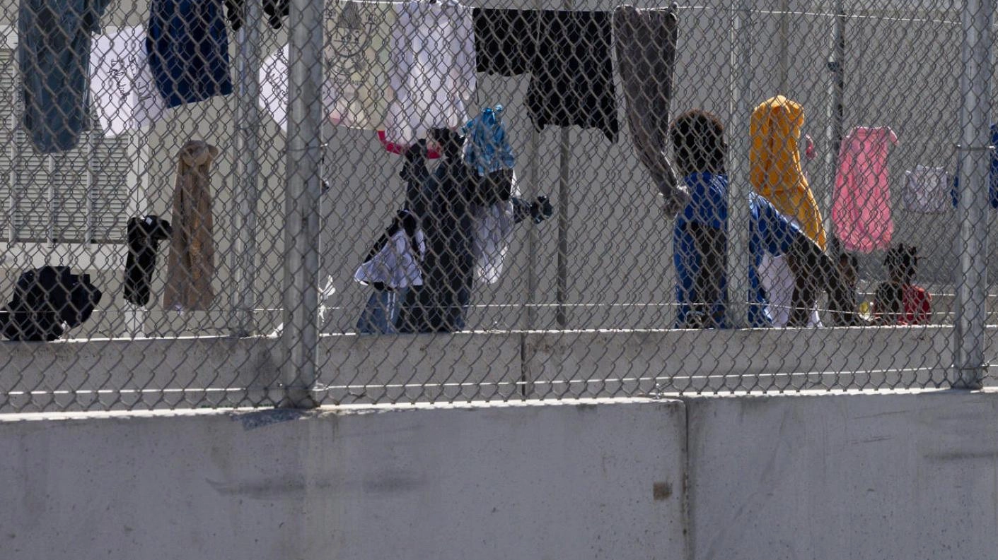 Colpo al decreto migranti. Primo stop dei giudici: "È incompatibile con l’Ue". Liberati tre profughi tunisini