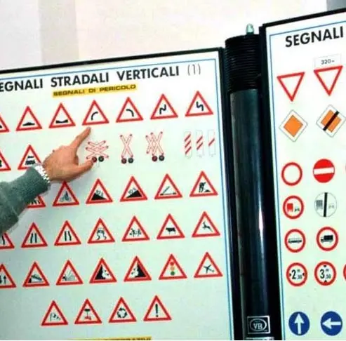 Esame patente, cambiano i quiz per auto e moto. E c'è il riconoscimento facciale