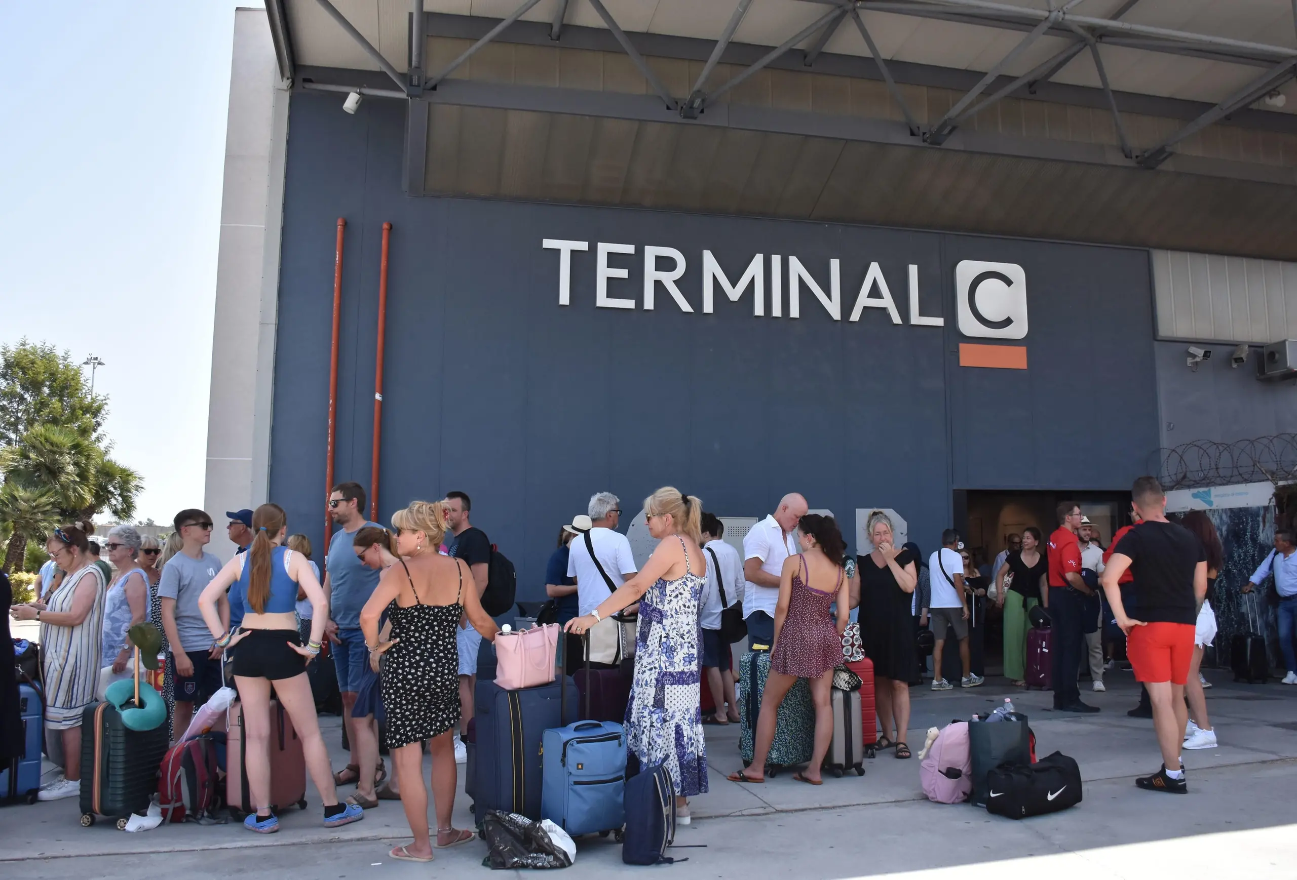 Incendio all’aeroporto di Catania: terminal A chiuso fino al 24 luglio. “Nuove verifiche”