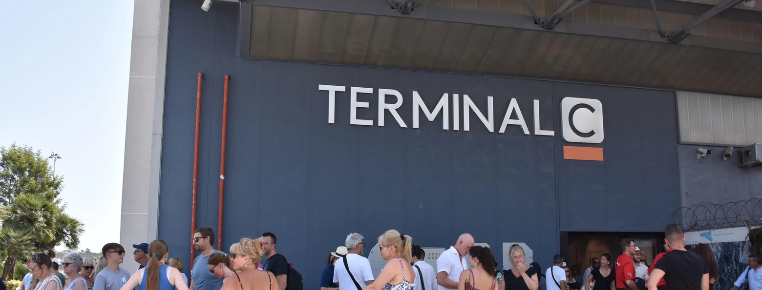Passeggeri in attesa al terminal C dell'aeroporto di Catania